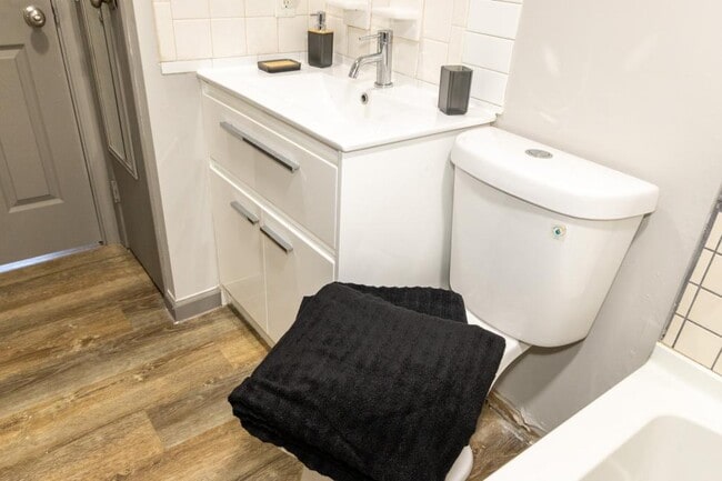 Building Photo - 1420 Villa Ct