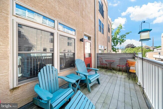 Building Photo - 156 Carson St