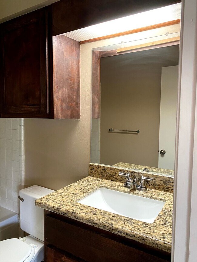 Building Photo - Cozy 2/2 Duplex Available for Prelease!