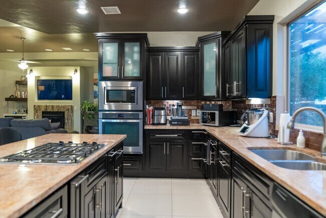 Building Photo - Stunning 4 bedroom, 2,5 bath home in West ...