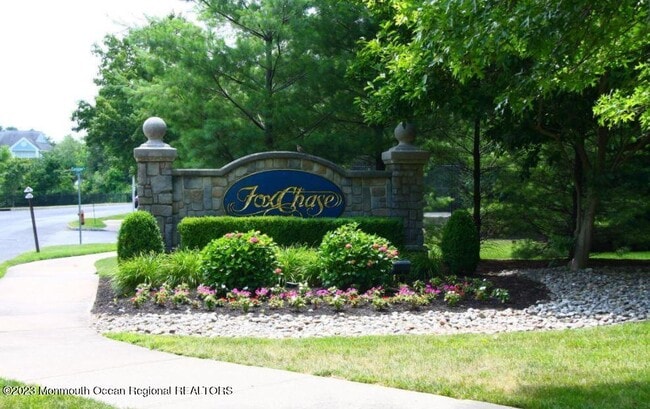 Building Photo - 2 Basset Ct