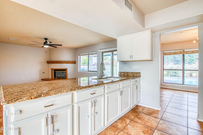 Building Photo - 853 El Parque Dr