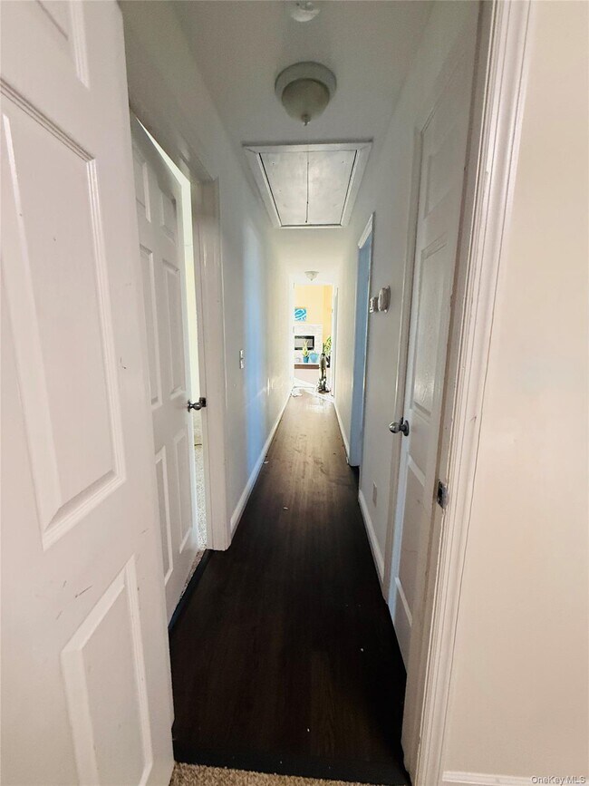 Building Photo - 26 Manhasset Dr