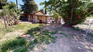 Building Photo - Available Now! Single Family 1/1 home for lease with large lot and 1 car garage!