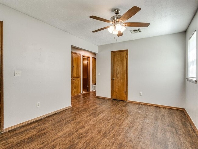 Building Photo - 821 Russell Cir