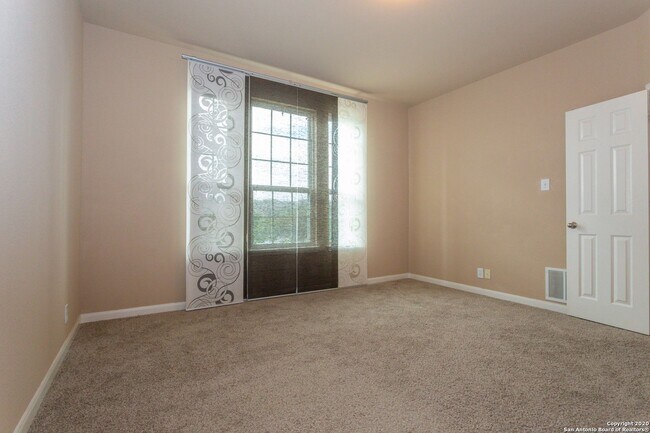 Building Photo - Spacious Stone Oak Beauty