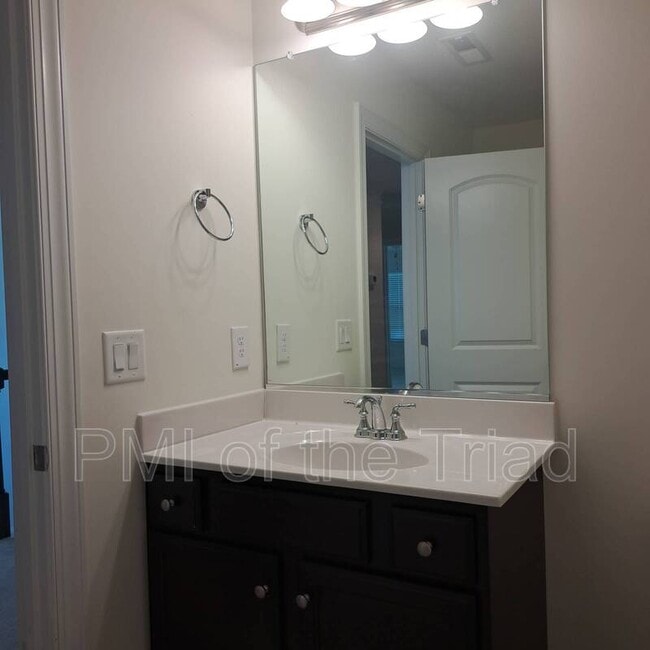 Building Photo - 811 Silver Leaf Dr