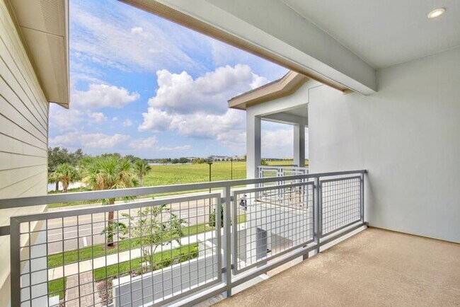 Building Photo - Stunning 2/2 Modern Townhome with a Bonus ...