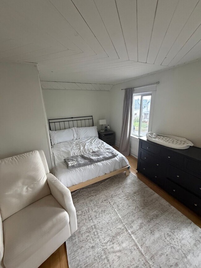 Building Photo - AVAILABLE December! - 3 Bed 1 Bath Home!