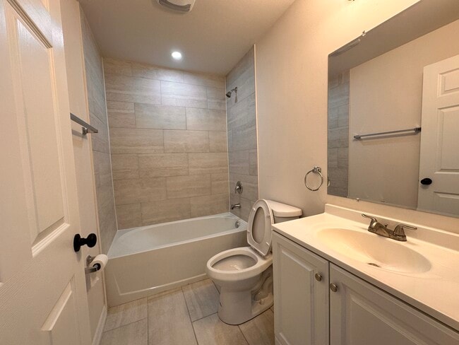 Building Photo - 3025 Chiquita Blvd S