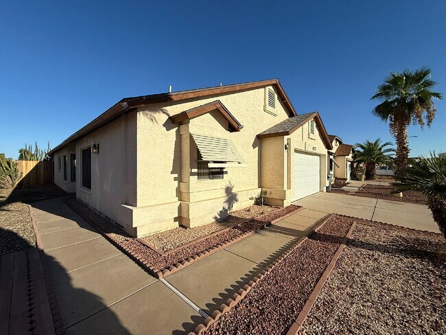 Primary Photo - "Charming 3-Bed Oasis with Scenic Views in...