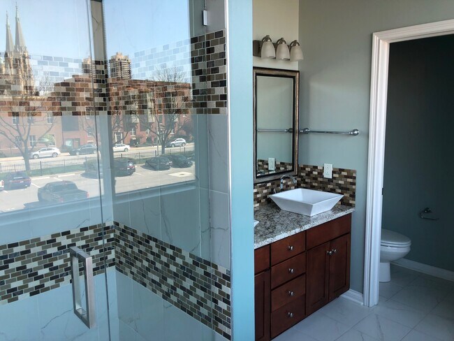 Master bath - 225 N New Jersey St