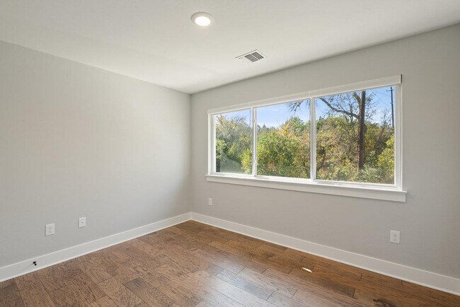 Building Photo - 3018 Sunridge Dr