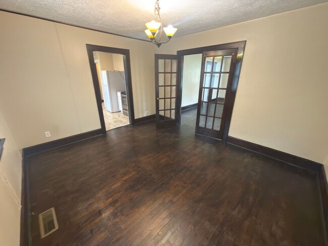 Building Photo - Pulaski, 4BR / 1.5 BA, available now
