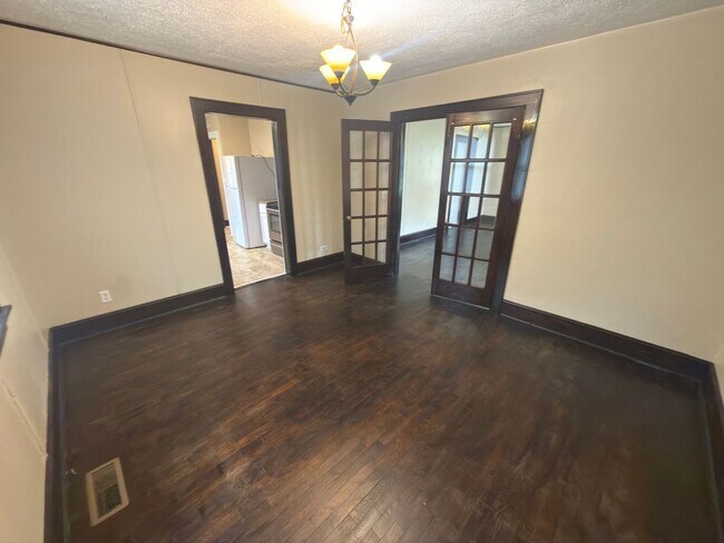 Building Photo - Pulaski, 4BR / 2 BA, available now