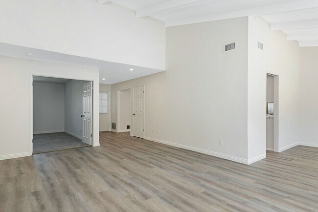 Building Photo - Beautiful & Large Home in Quiet Gatewood Hills - Private Backyard - 2-Car Garage