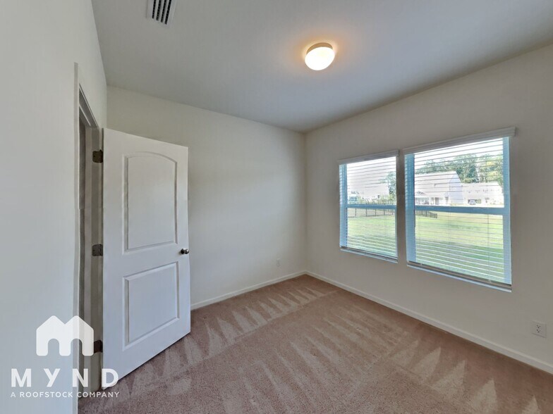 Building Photo - 2015 Creeks Landing Dr