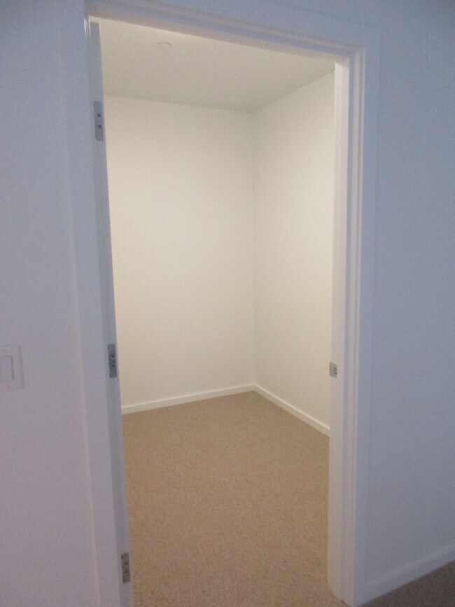 Building Photo - Vista Condominiums - 1 bedroom/1 bath Pearl District condo w/parking/storage/amenities/most utili...