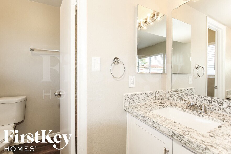 Building Photo - 1327 W Kerry Ln