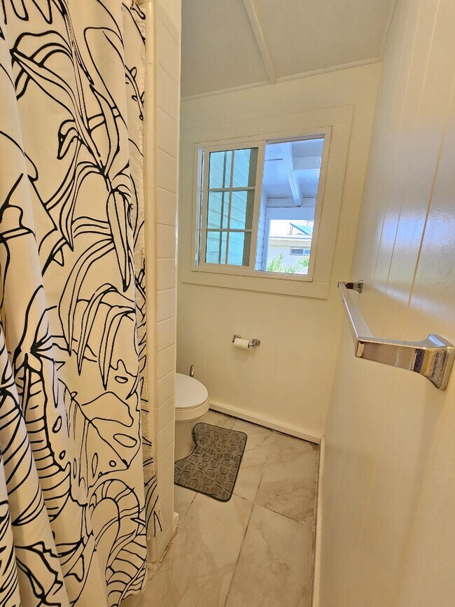 Building Photo - 3-Beds, 1.5-Bath Apartment with One tandem...