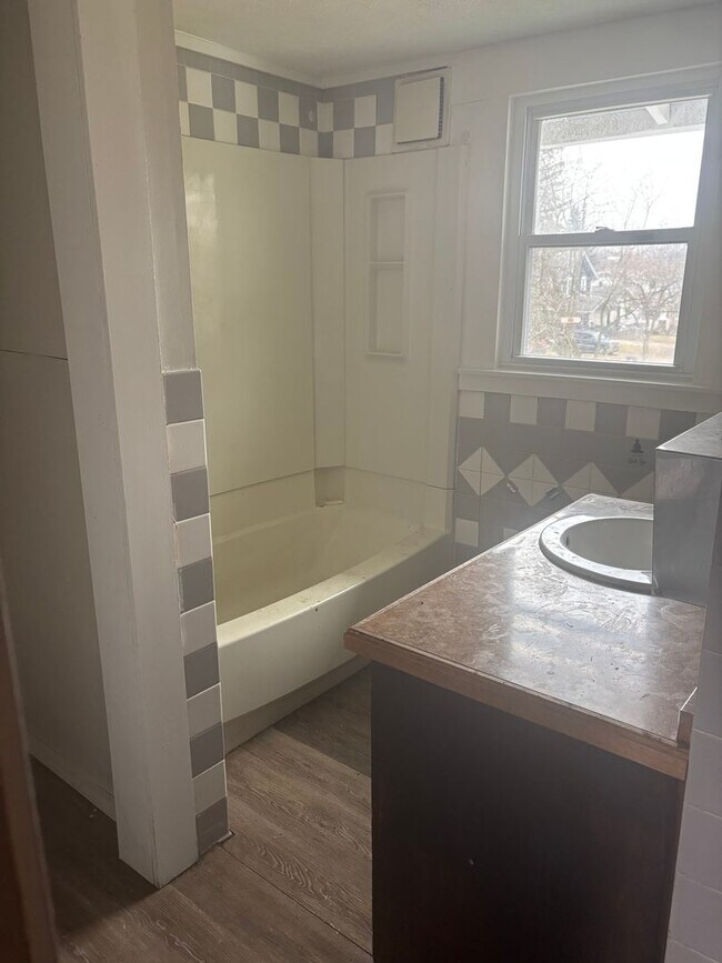 Building Photo - Single Family East Akron Cash Pay/Section 8