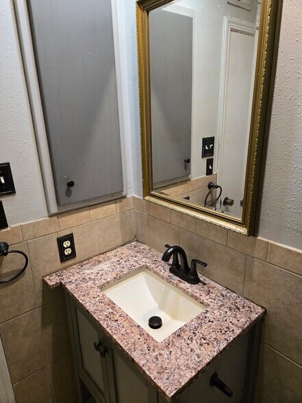 Building Photo - 1819 Babcock Rd