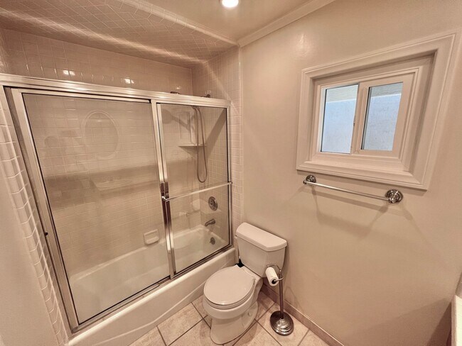 Building Photo - Peninsula Living just steps to the Beach