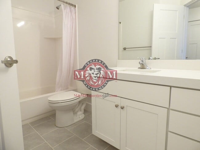 Building Photo - Great 3 Bd 2.5 Ba Townhome Rooftop Views