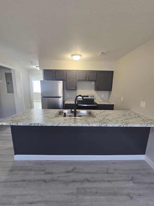 Building Photo - 2 Bedroom , 1 Bathroom Apartment!