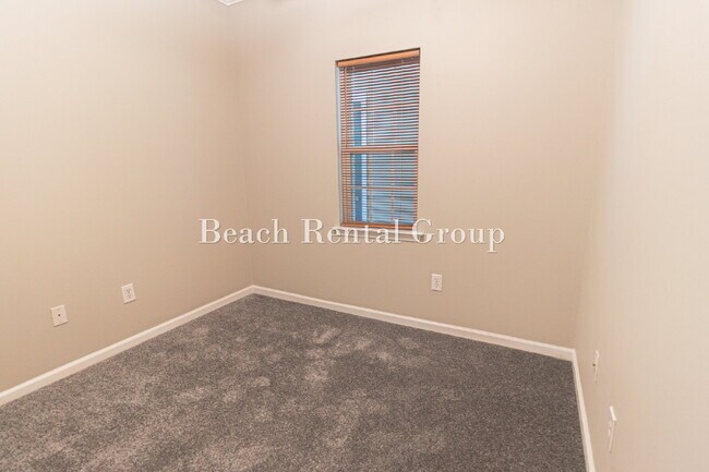 Building Photo - Open and Inviting End Unit