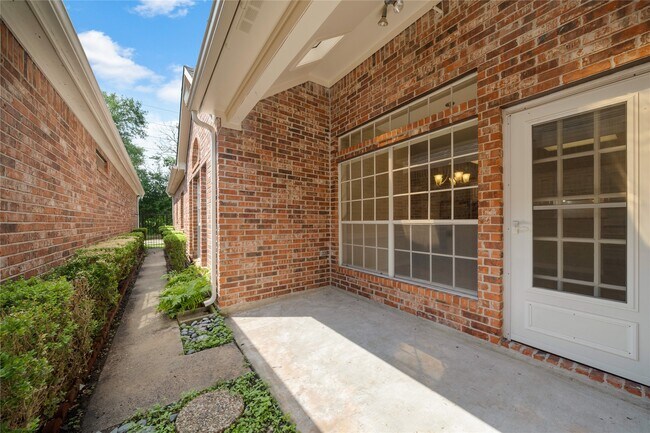Building Photo - 6627 Queensclub Dr