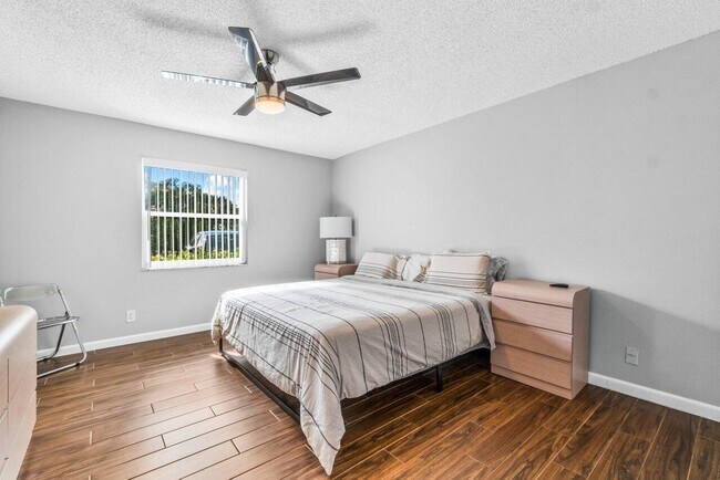 Building Photo - 2037 S Seacrest Blvd