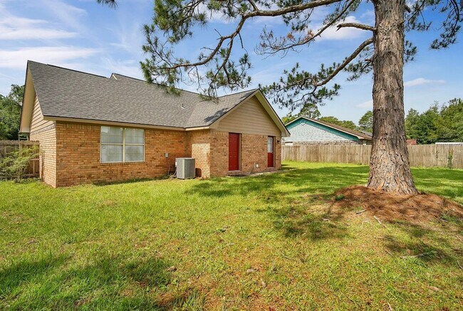 Building Photo - Available June 22nd! Beautiful