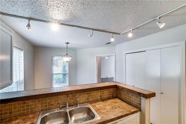 Building Photo - 1704 Quail Run Dr