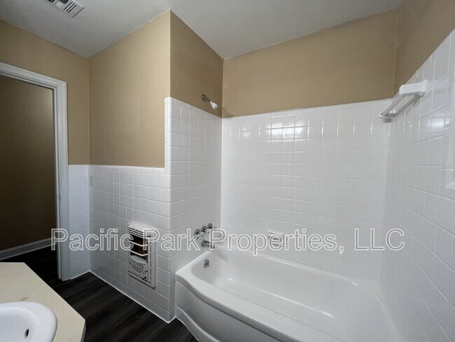 Building Photo - 3745 Honeysuckle Ct