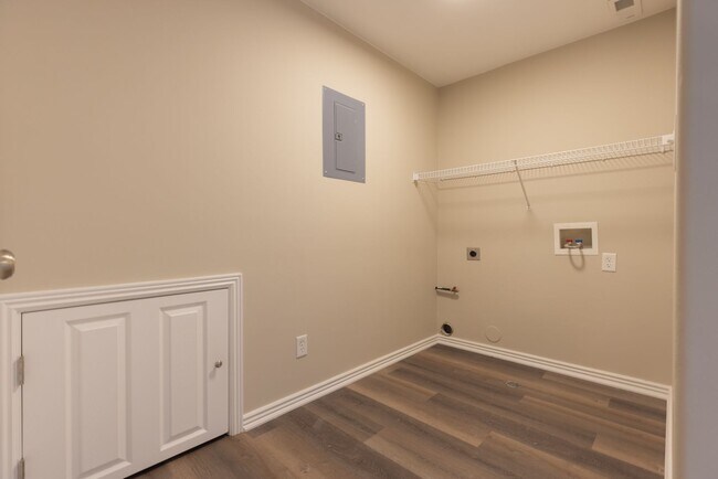 Building Photo - Darling home in desirable Little Valley with a PRIVATE POOL!