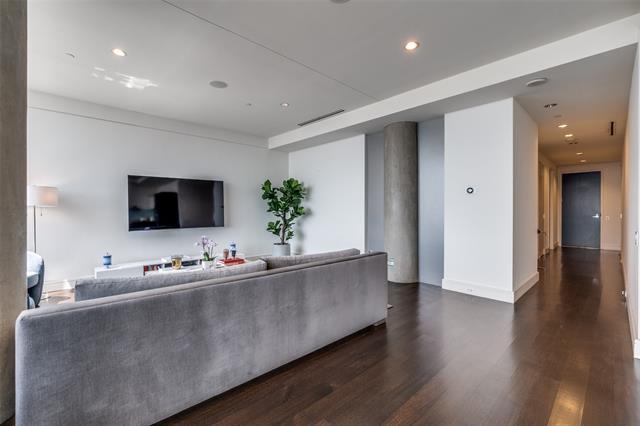 Building Photo - 2408 Victory Park Ln