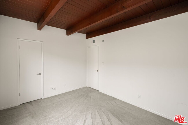 Building Photo - 1805 S Barrington Ave