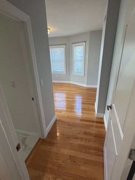 BEDROOM 1 - 31 Middle St