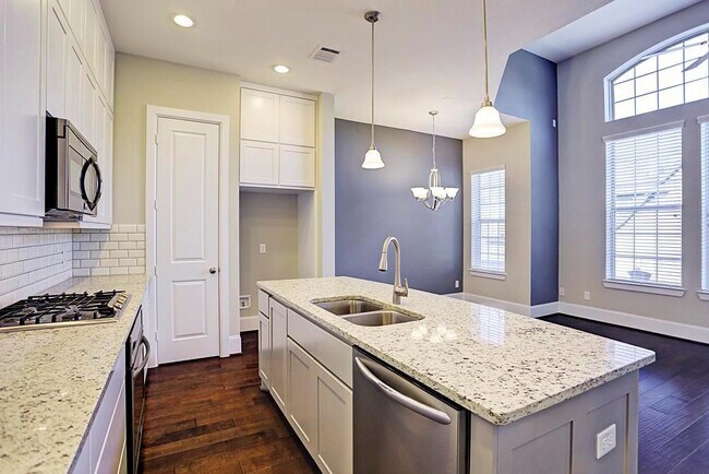 Building Photo - 11005 Acorn Falls Dr