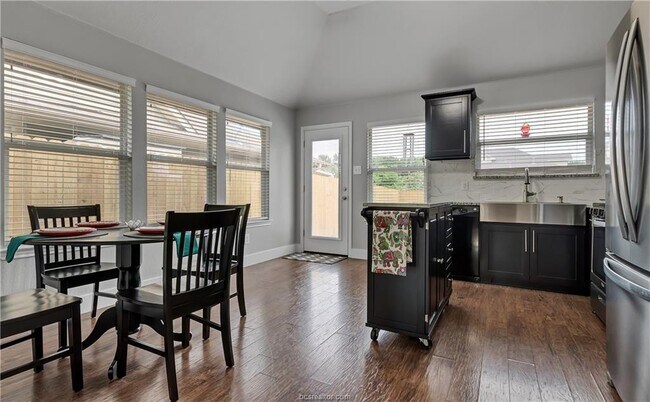 Building Photo - 1031 Fallbrook Loop