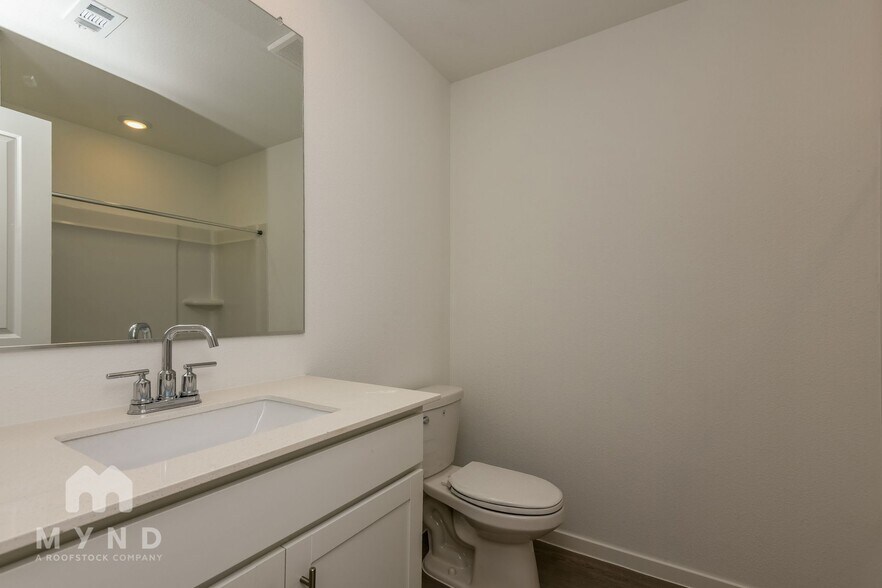 Building Photo - 2717 Ctr Crk Ln