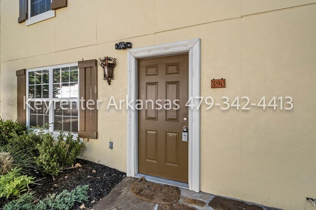 Building Photo - Beautifully renovated 3 bedroom, 2 bath | Fayetteville AR
