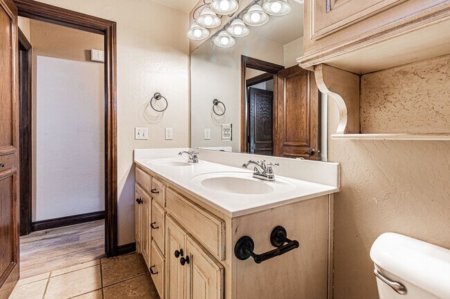 Building Photo - 4 Bed 3 Bath in Edmond!