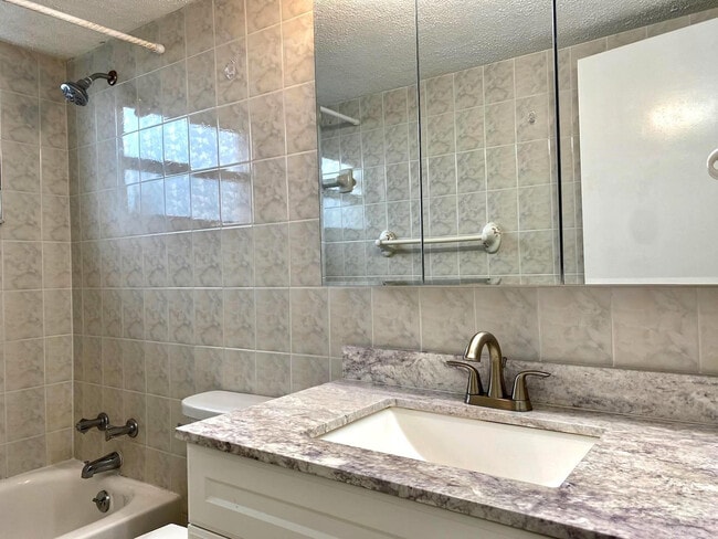 Building Photo - 2555 NE 11th St