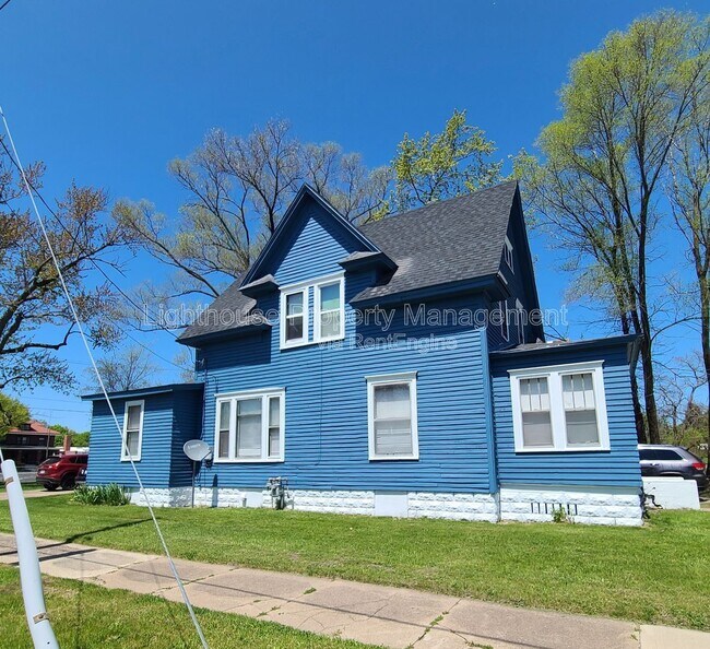 Building Photo - 618 Superior St