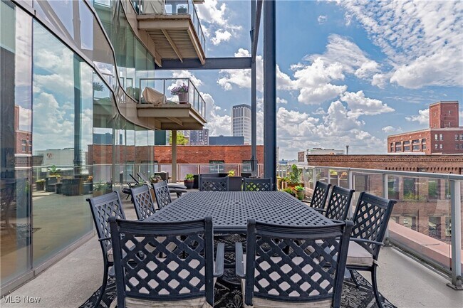 Building Photo - 701 W Lakeside Ave