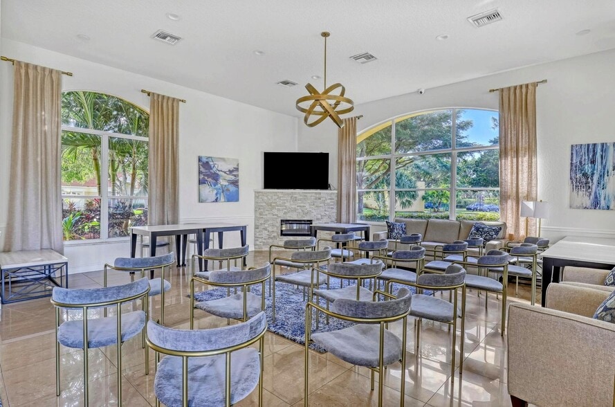 Building Photo - 6143 Seminole Gardens Cir