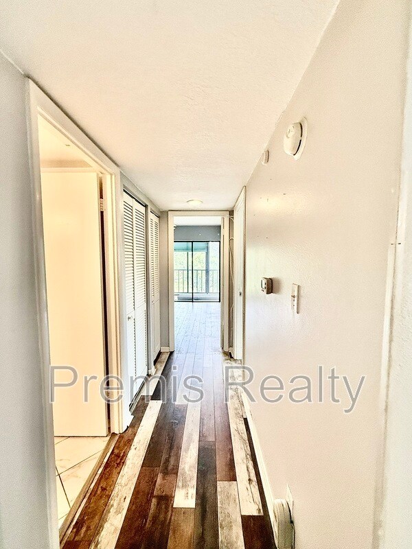 Building Photo - 2800 Cove Cay Dr