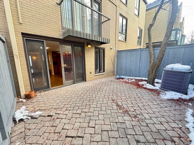 Building Photo - 1628 N Mohawk St